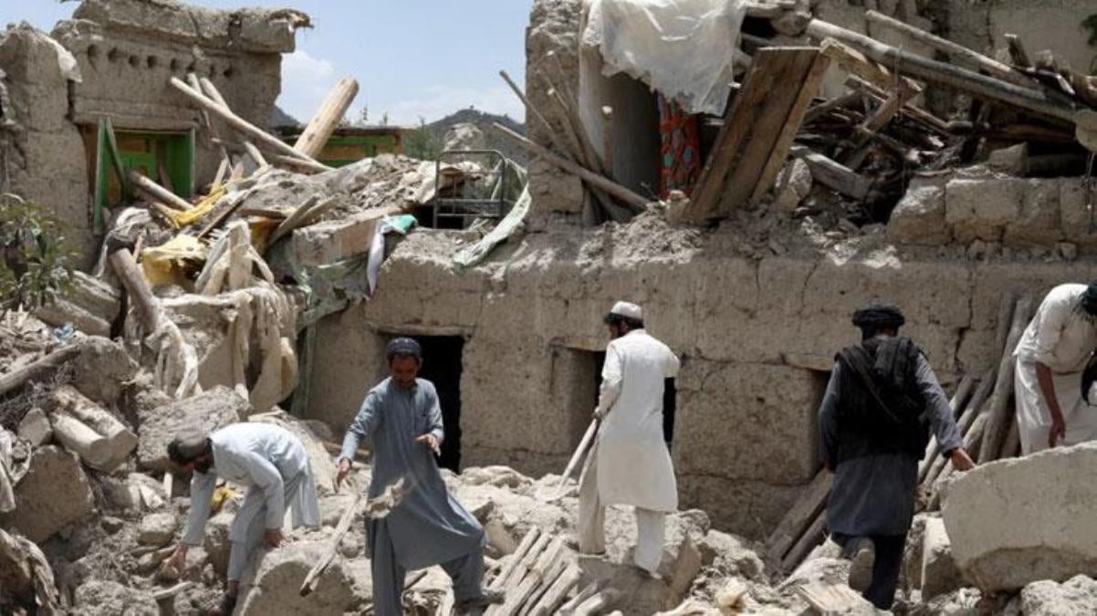 Afganistan ve Pakistan'ı vuran sarsıntıda hayatını kaybedenlerin sayısı 12'ye yükseldi