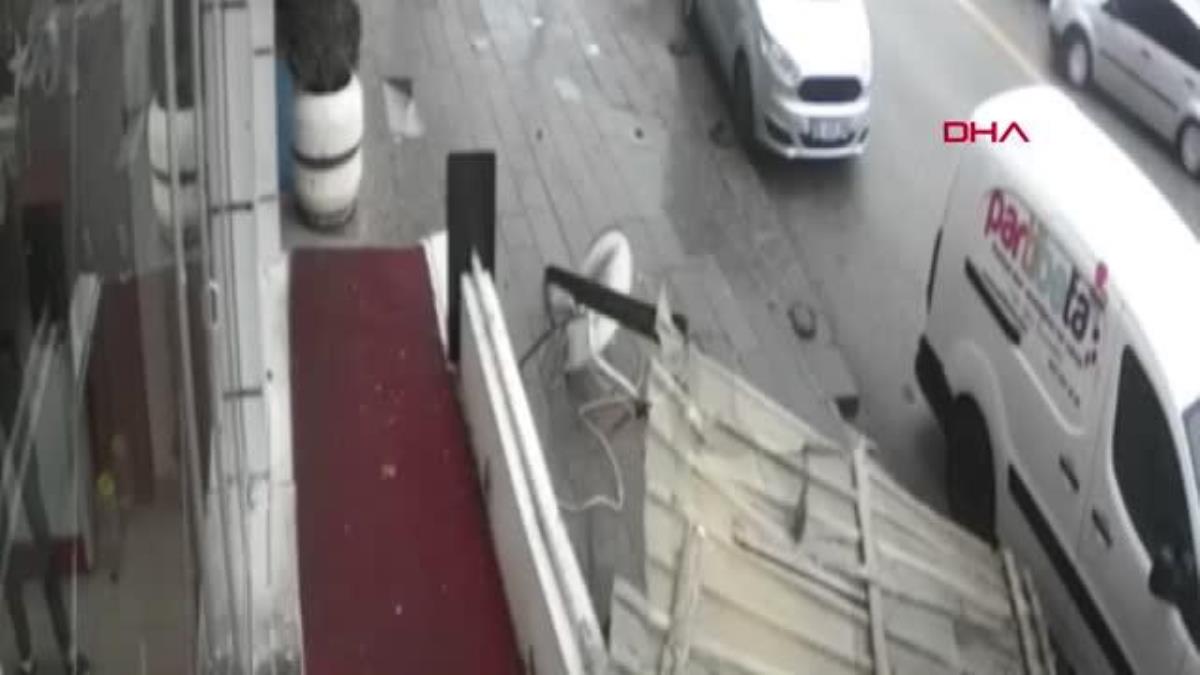 Ankara'da kuvvetli rüzgarın binanın çatısını uçurduğu anlar kamerada