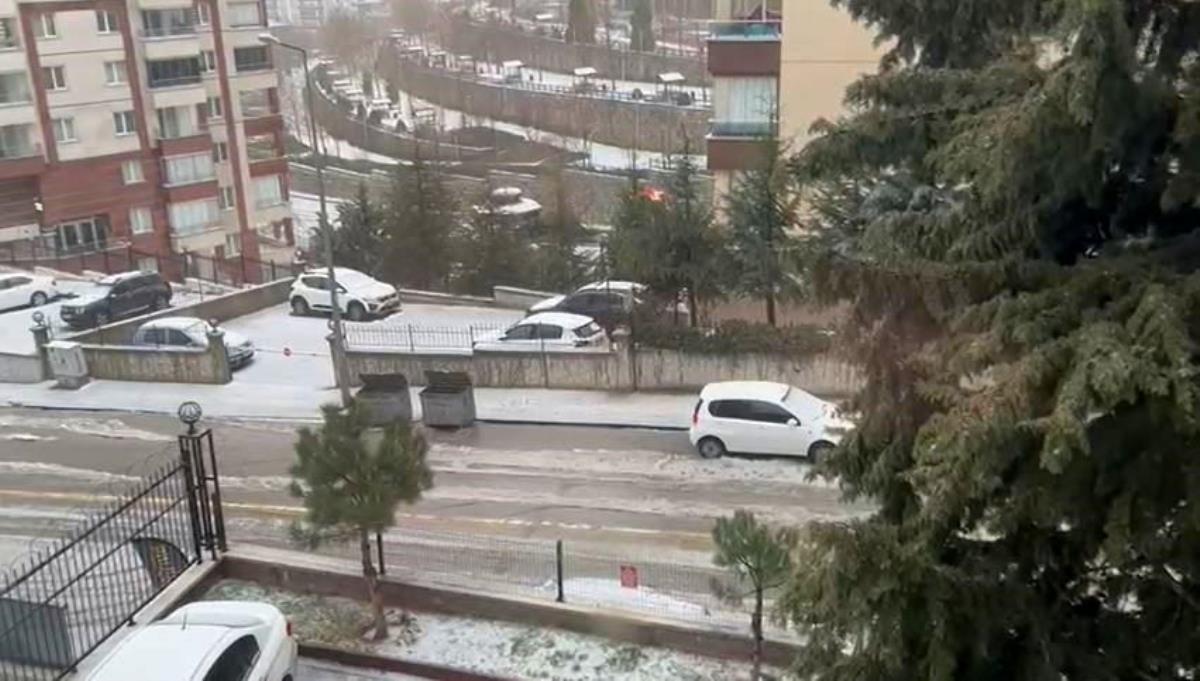 Ankara'da sağanak yağış ve dolu sonrası sokaklar dereye döndü
