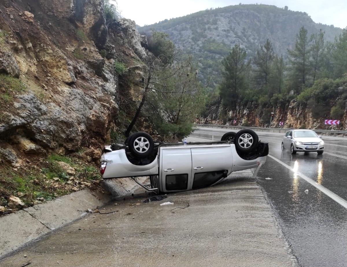 Antalya'da iki farklı trafik kazasında 6 kişi yaralandı