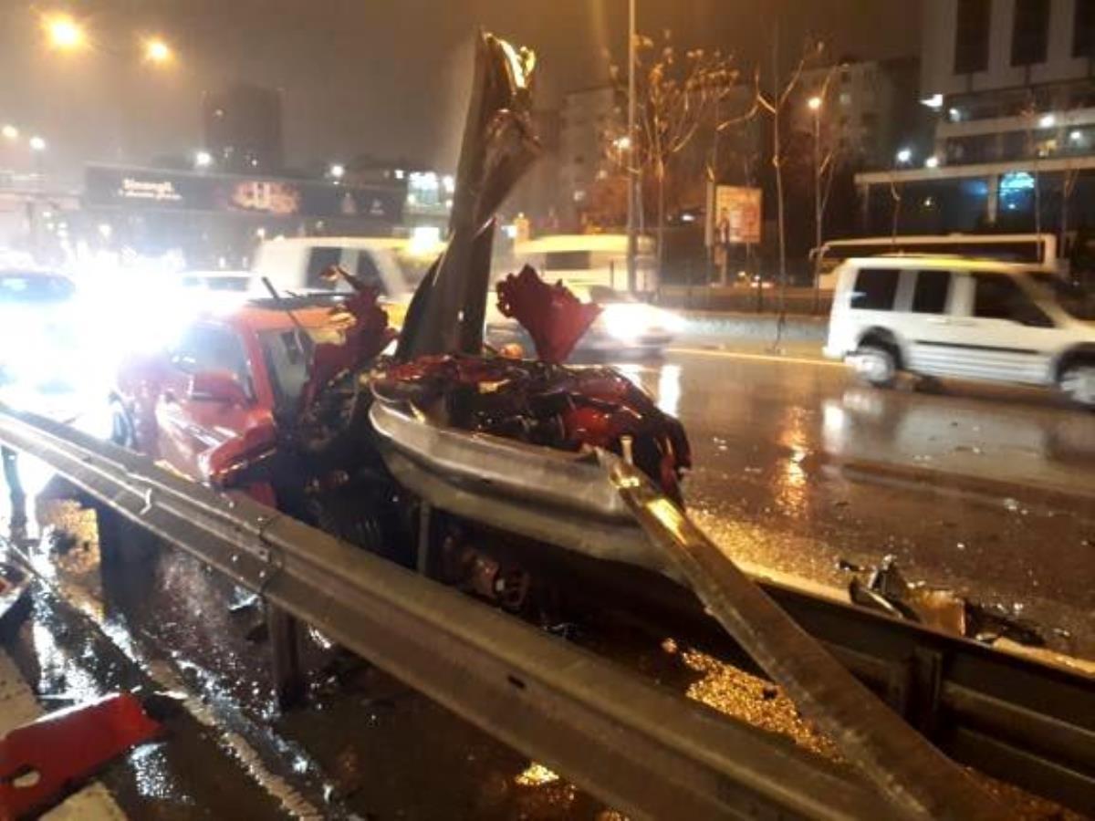Ataşehir'de motosiklete çarpan araba bariyere girdi: 1 yaralı