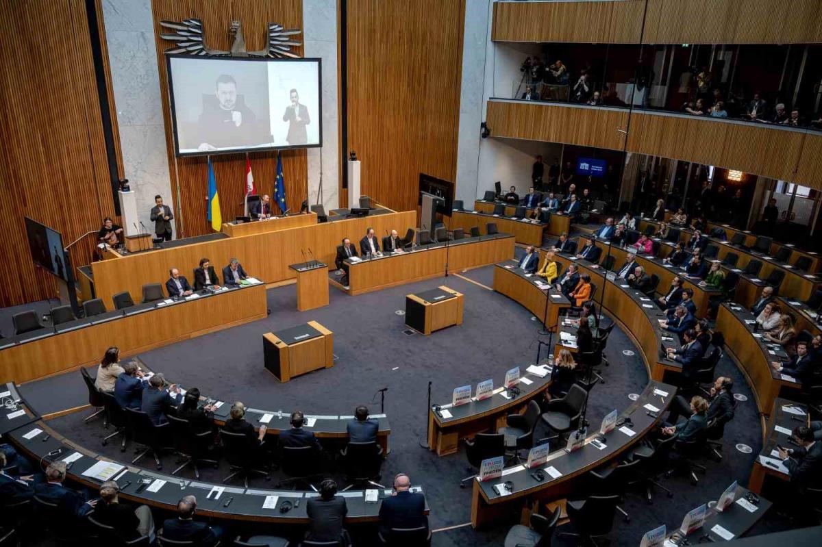 Avusturya'da çok sağcı milletvekilleri Zelenskiy konuşurken meclisi terk etti