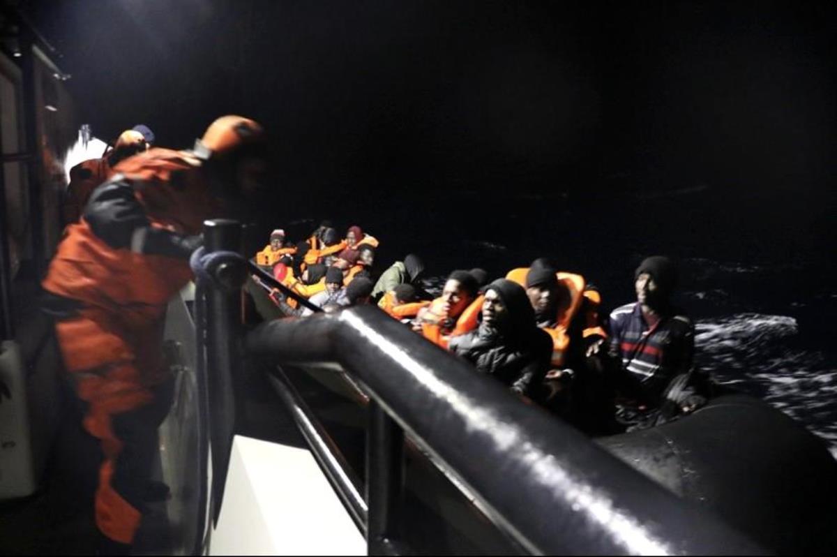 Ayvacık açıklarında Yunan unsurlarınca mevte terk edilen 40 kaçak göçmen kurtarıldı