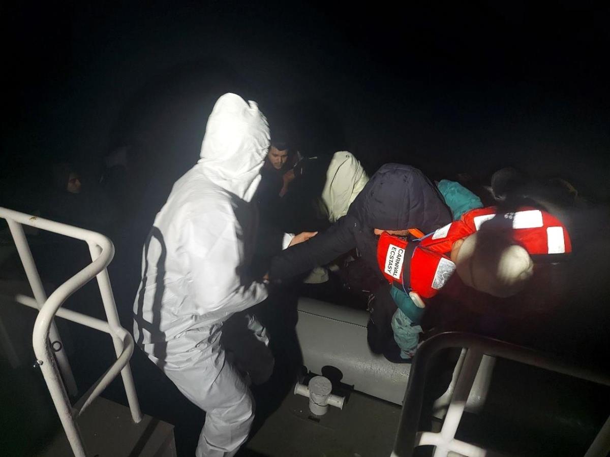 Ayvalık'ta 18 göçmen yakalandı