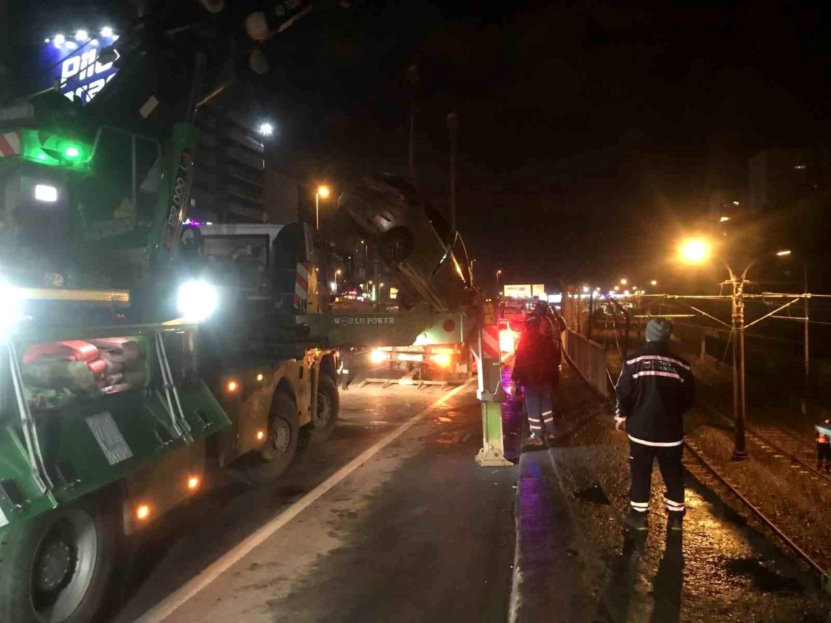 Bakırköy'de denetimden çıkan araç metro yoluna uçtu: 2 yaralı