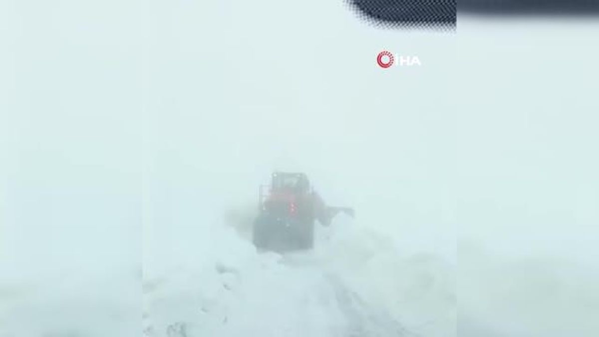 Bayburt'un yüksek kesitlerinde karla çaba devam ediyor