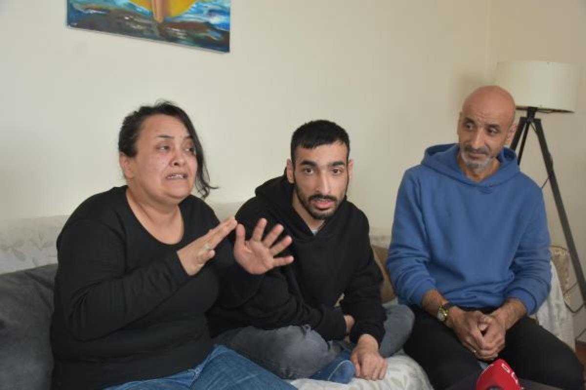 Bedensel engelli Mehmet, işitme engelli anne ve babasına ses oluyor