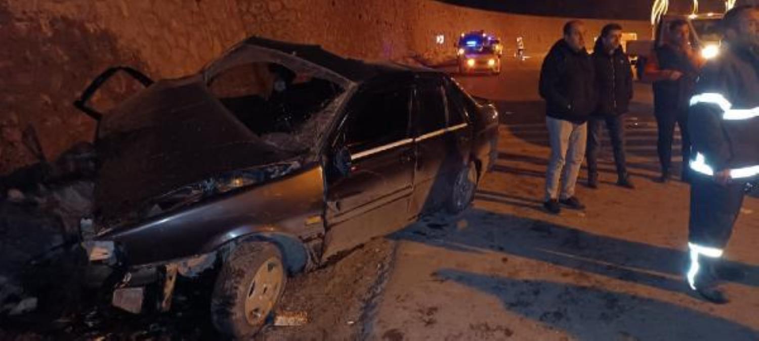 Bitlis'te araba istinat duvarına çarptı: 4 yaralı