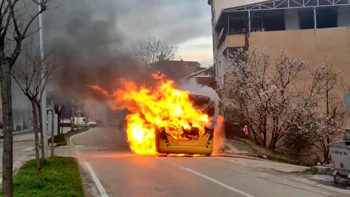Bursa'da seyir halindeki halk otobüsü alev alev bu türlü yandı