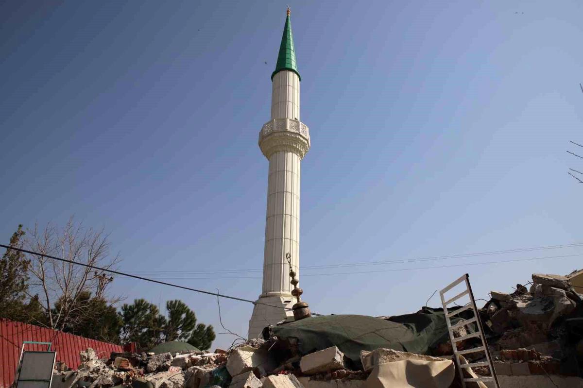 Cami yıkıldı, minaresi ayakta kaldı