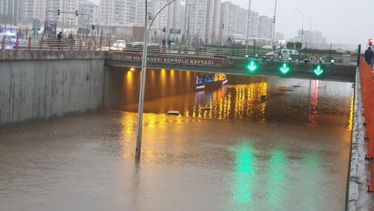 Diyarbakır'daki kuvvetli yağış; 9 araba hasar gördü, 80 mesken ve iş yerini su bastı