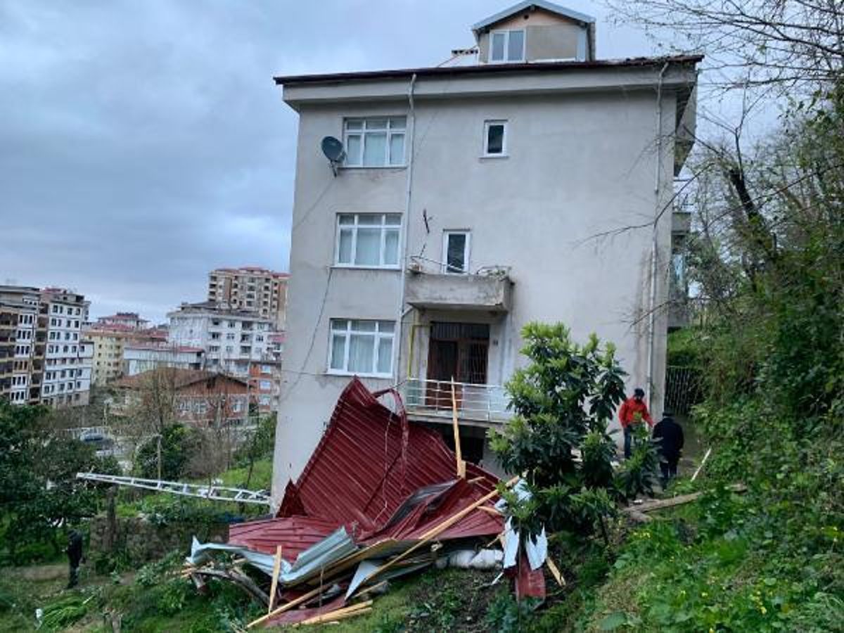 Doğu Karadeniz'de fırtına tesiri: çatı uçtu, ağaç devrildi (2)