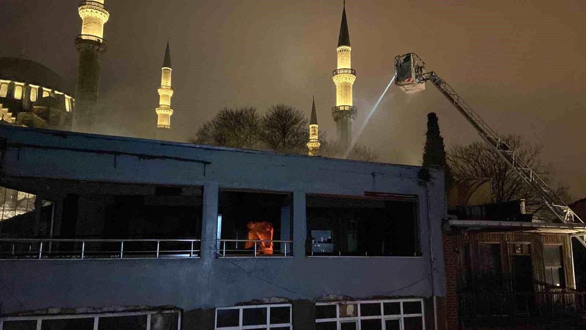 Fatih'te 3 katlı metruk bina alev alev yandı