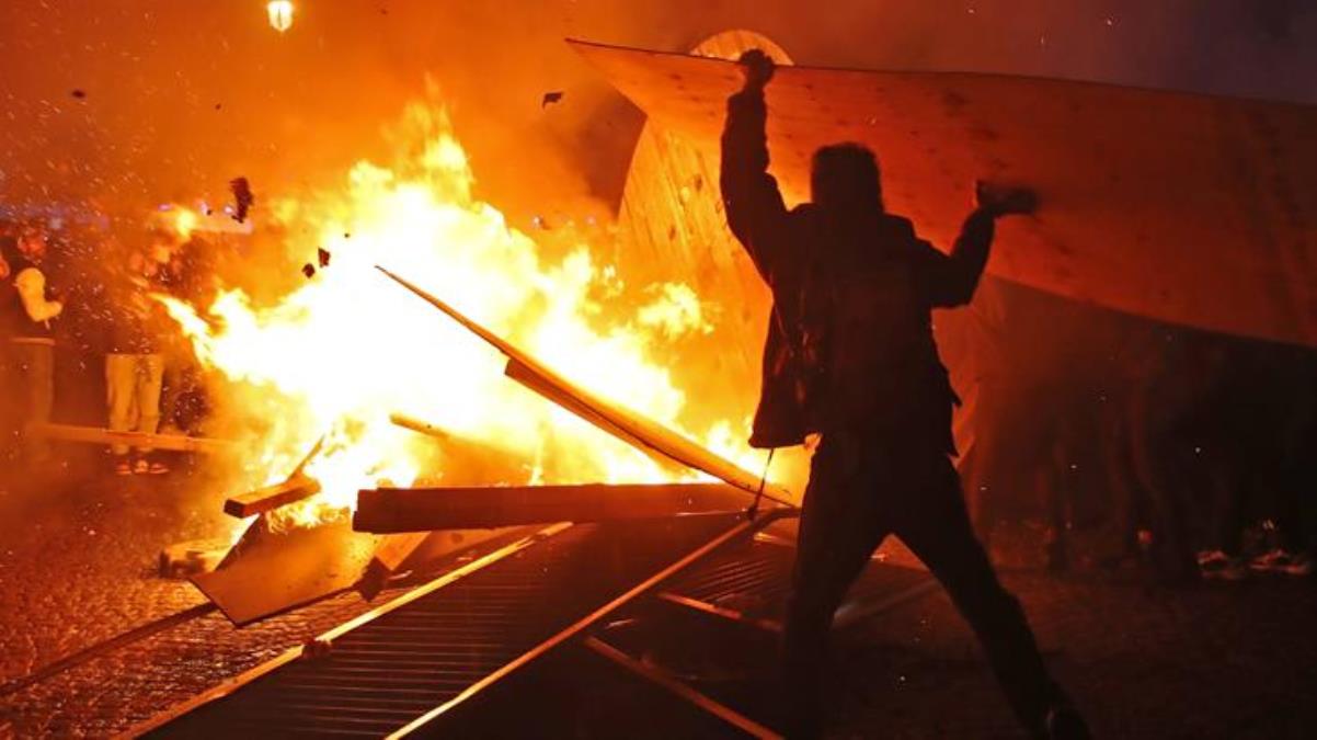 Fransa'da sokaklar yangın yeri! Protestocular belediye binasını ateşe verdi