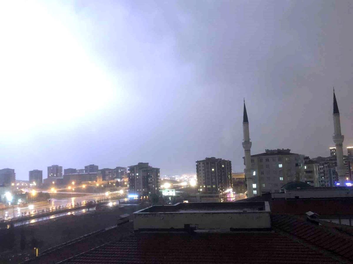 Gaziantep'te şiddetli dolu yağışı kenti beyaza bürüdü