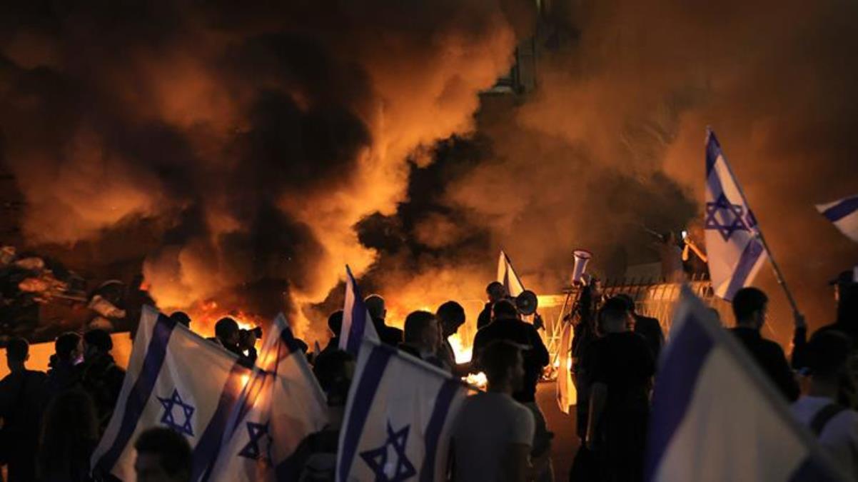 Halkın sokağa indiği İsrail'de Başbakan Netanyahu'dan geri adım! Tartışmalı yargı düzenlemesi ertelendi