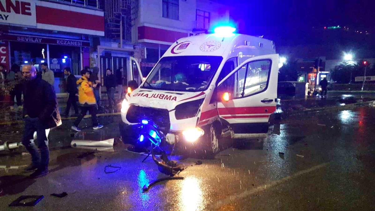 Hasta taşıyan ambulans arabayla çarpıştı