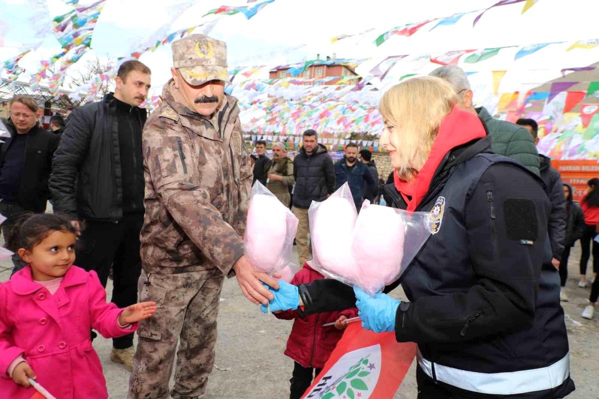 HDP'nin nevruz kutlamasına katılan çocuklara polisten pamuk şekeri ikramı