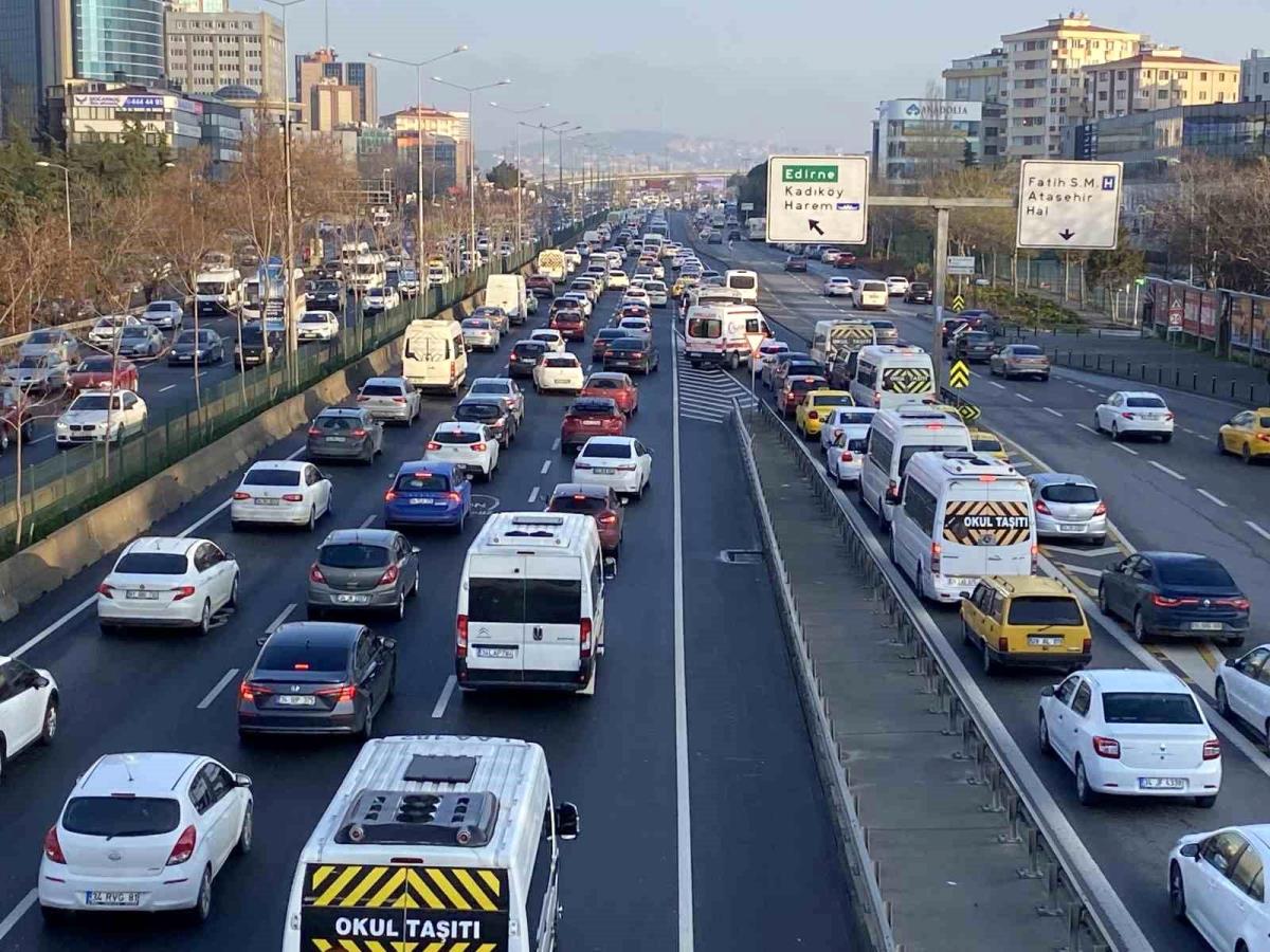 İstanbul'da haftanın birinci iş gününde trafik yoğunluğu yaşandı