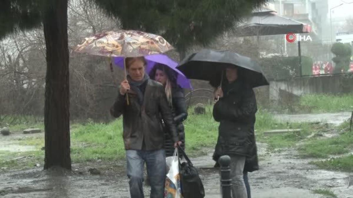 İstanbul'da sağanak yağış: Yollar göle döndü, iş yerleri su altında kaldı