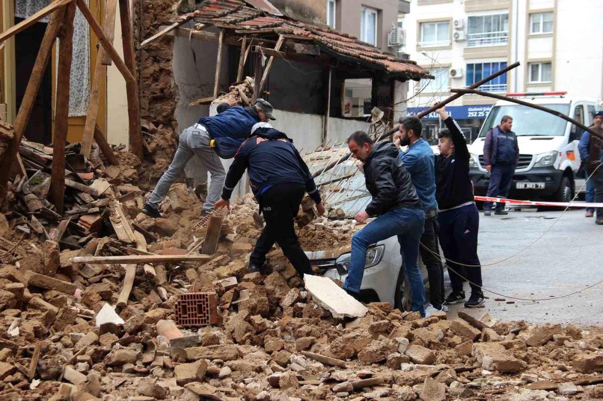 İzmir'de metruk bina bir aracın üstüne çöktü