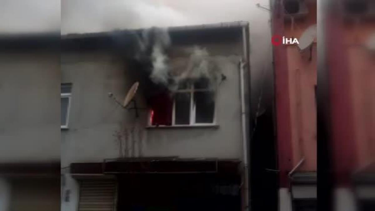 Kağıthane'de 2 katlı binada yangın: Mahsur kalan yaşlı çifti vatandaşlar kurtardı
