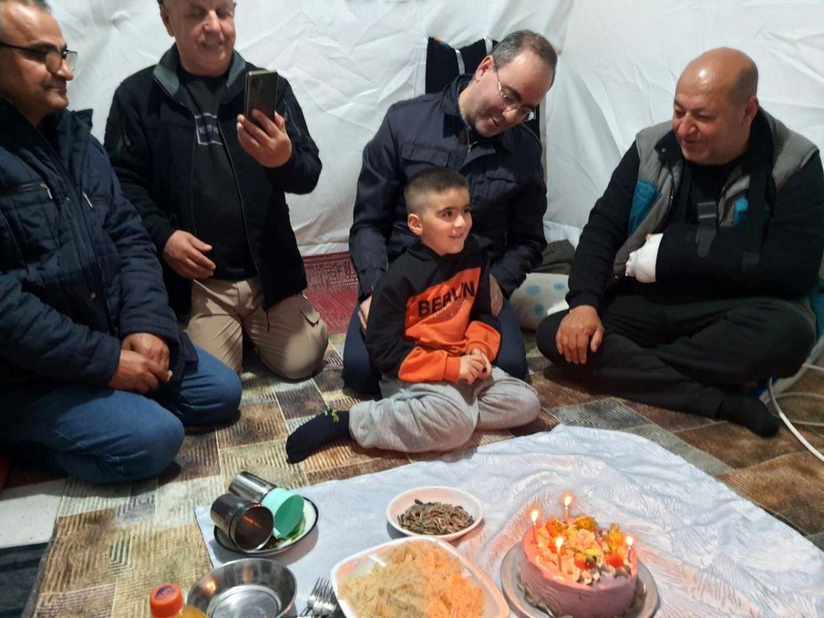 Kahramanmaraşlı küçük Eymen'e çadırda doğum günü sürprizi