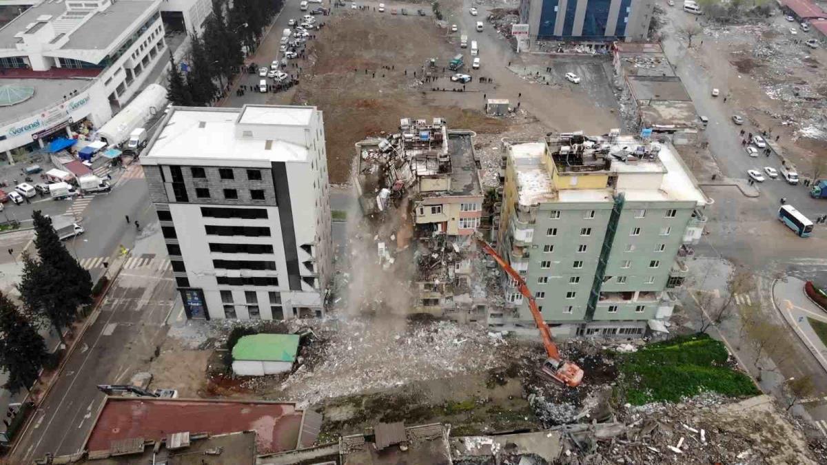 Kahramanmaraş'ta 8 katlı binanın denetimli yıkımı bu türlü görüntülendi