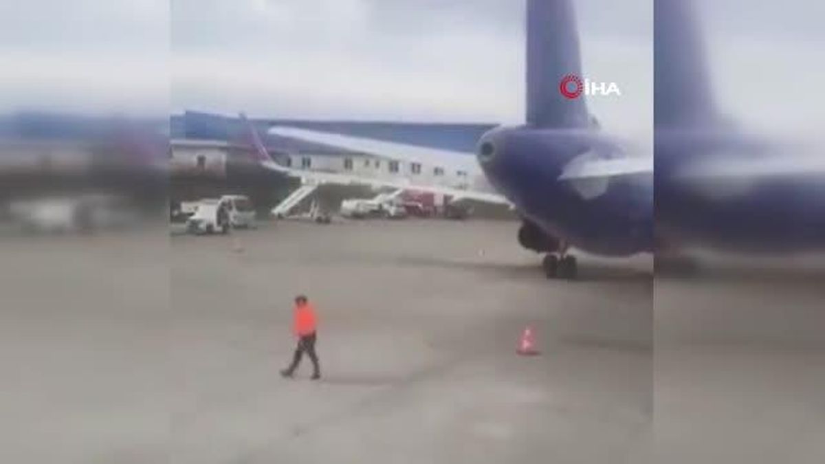 Kalkış yapmaya çalışan uçak park halindeki uçağın kanadına çarptı