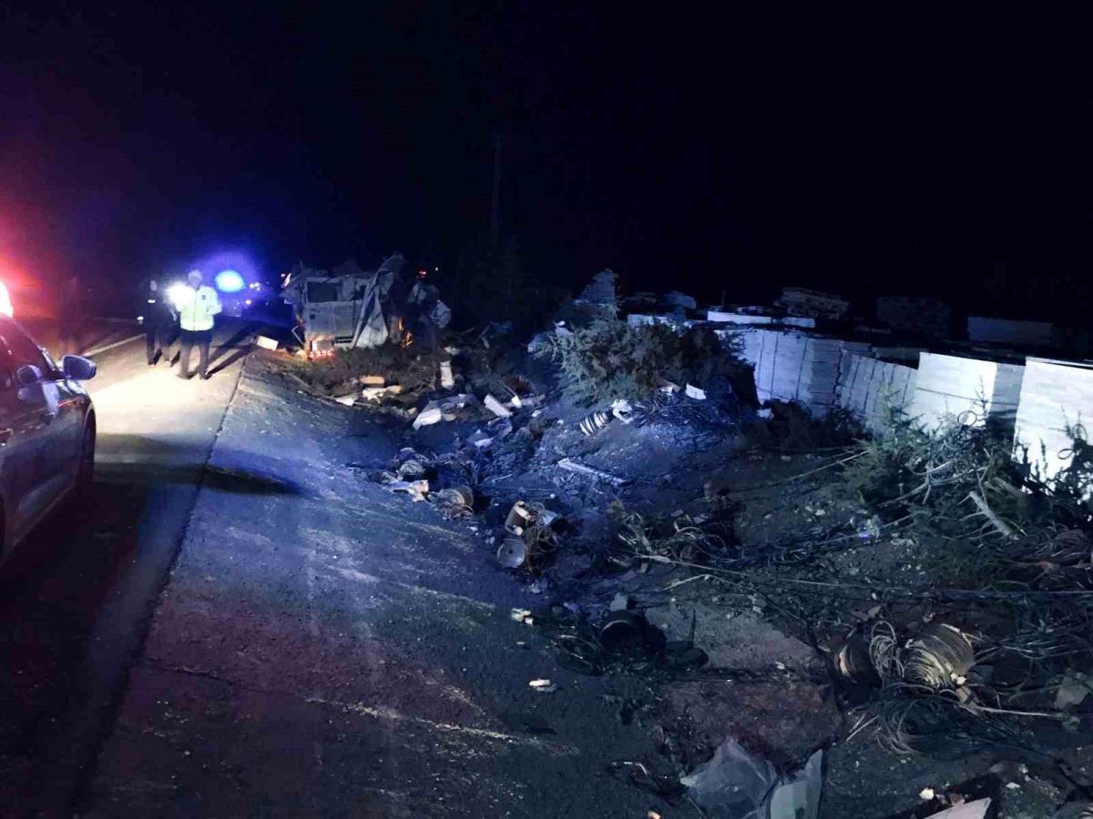 Konya'da kamyonet ağaçlara çarptı: Şoför öldü, oğlu yaralandı