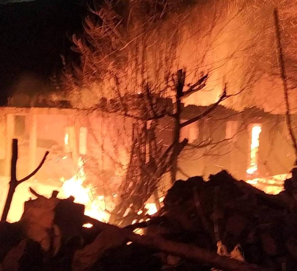 Köy meskeninde çıkan yangın paniğe neden oldu