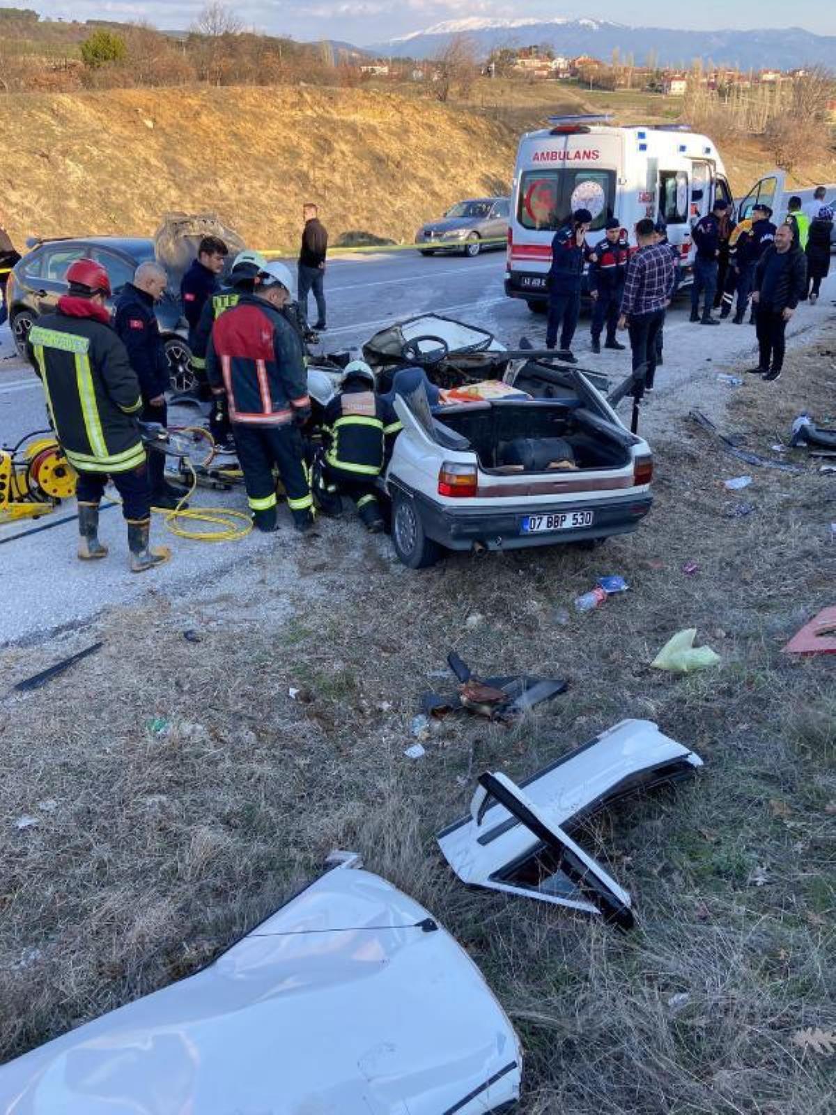 Kütahya'da arabalar baş başa çarpıştı: 1 meyyit, 3 yaralı