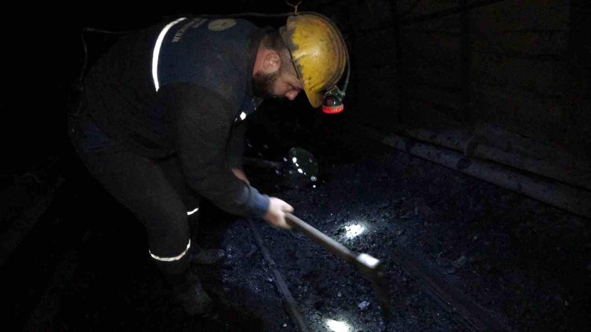 Maden ocağında birinci sahur: Yerin metrelerce altında kömür kazan madenciler sahur yaptı