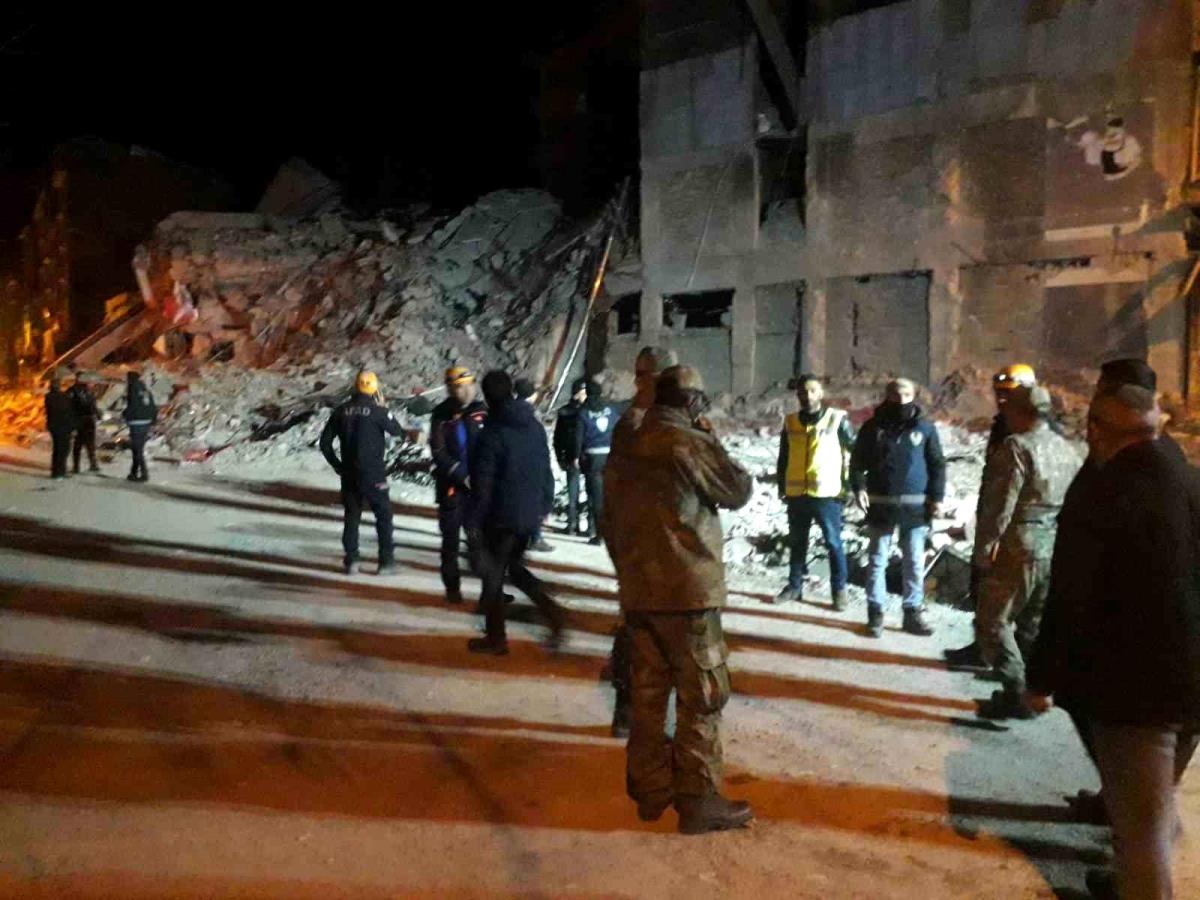 Malatya'da ağır hasarlı 4 katlı bina çöktü