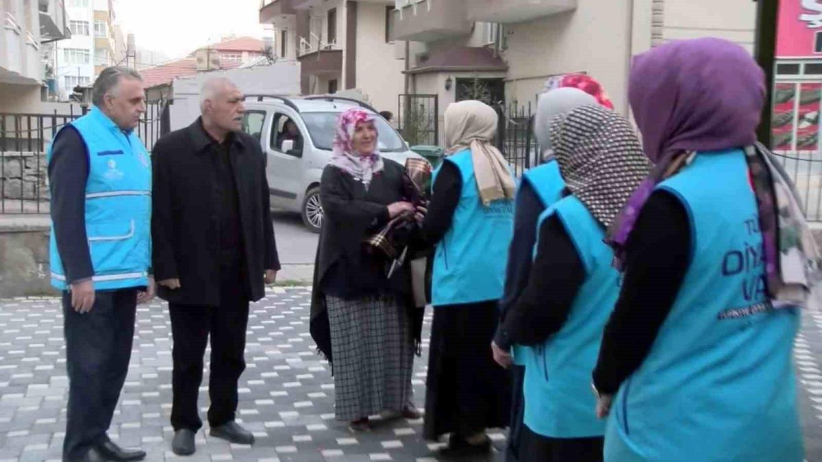 Malatyalı depremzede aileye Kayseri'deki yeni konutlarında çiçekli karşılama