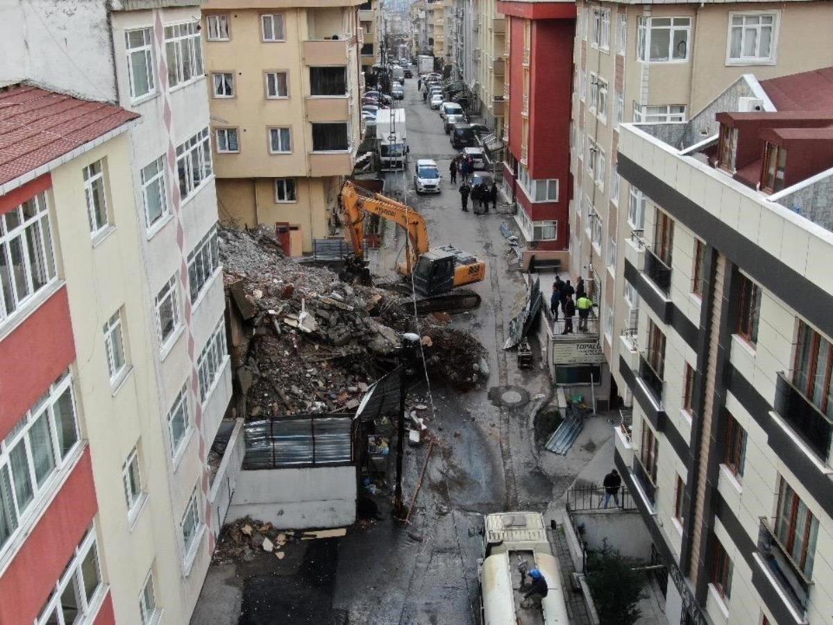Maltepe'de yıkım esnasında göçük meydana geldi, iş makinasının bir kısmı enkazda kaldı