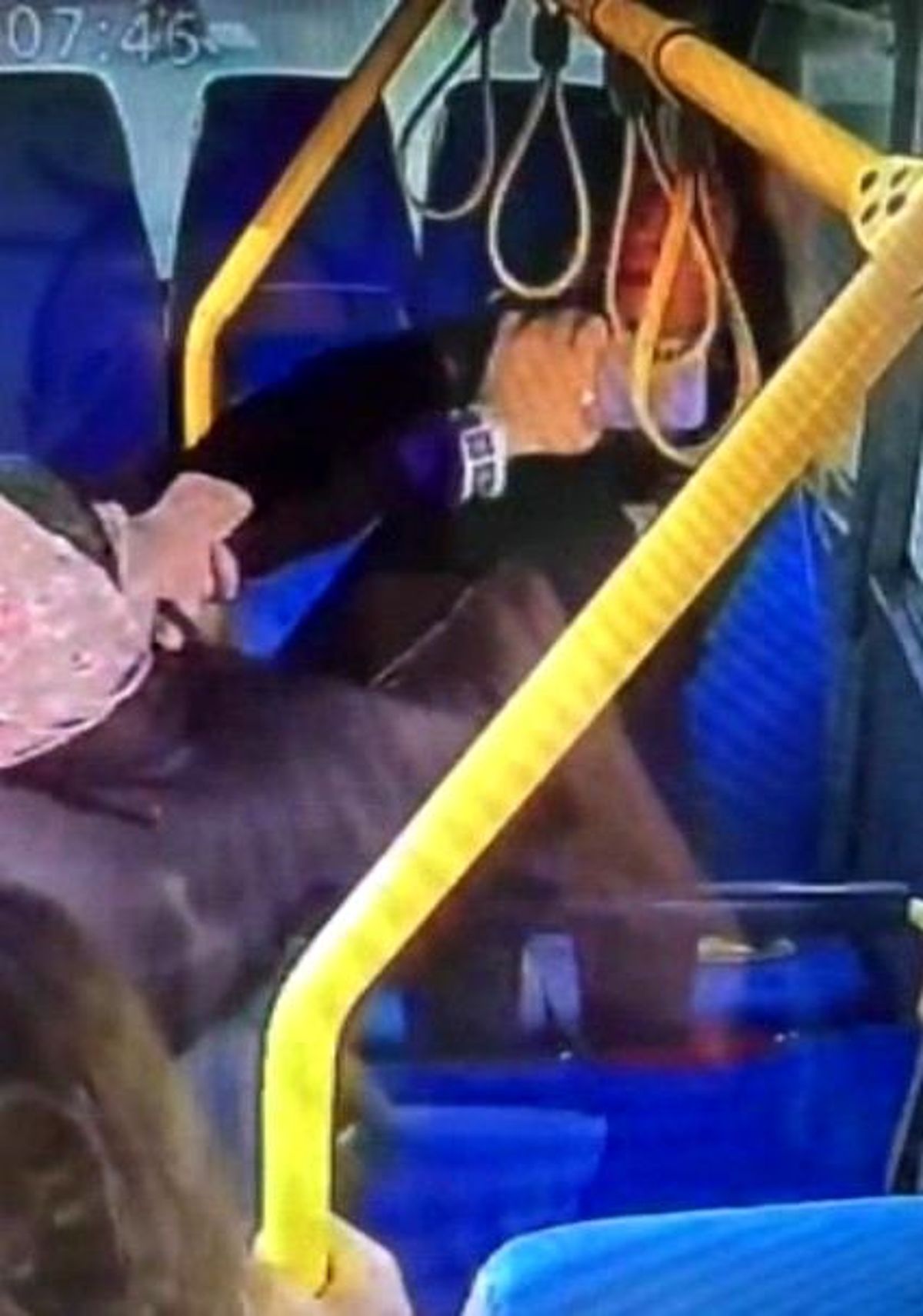 Mersin'de minibüste iki bayanın hengamesi kameraya yansıdı