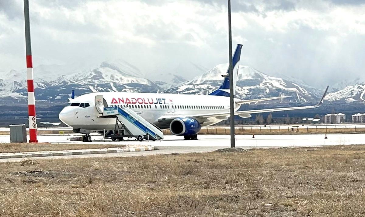 Motor ve kanat kısmını iniş sırasında piste sürten THY'nin TK 7575 sefer sayılı uçağı Erzurum Havalimanı'nda onarılacak
