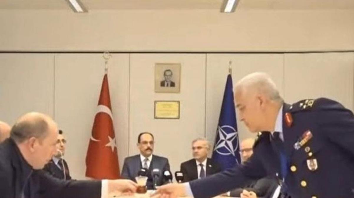 NATO doruğunda Türk generalin boş bardakları toplaması reaksiyon çekti