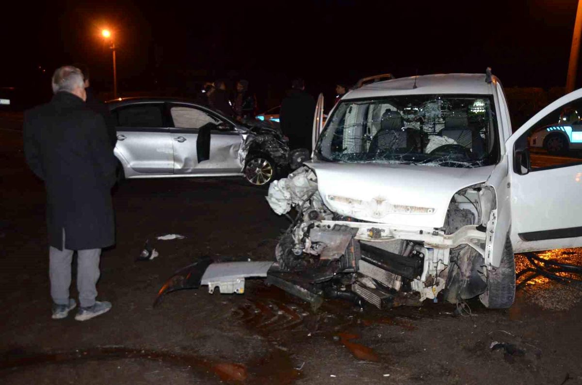 Ordu'da hafif ticari araç ile araba çarpıştı: 5 yaralı