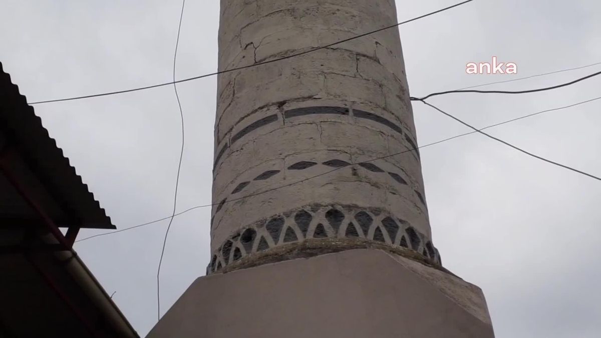 Osmaniye'de Vatandaşlar, Sarsıntıda Hasar Gören Minare İçin Alınan Yıkım Kararına, Minaredeki Leylek Yuvası Nedeniyle Reaksiyon Gösterdi