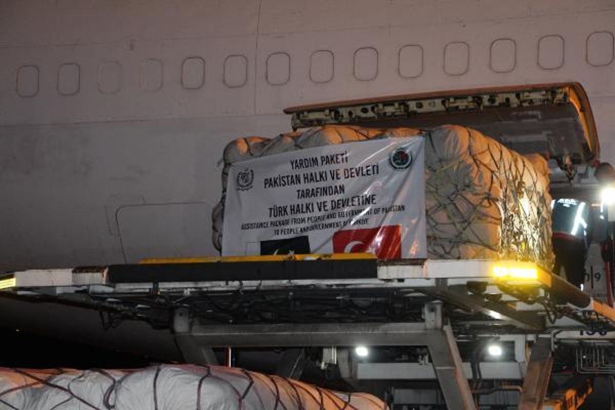 Pakistan'dan depremzedeler için bin 200 çadır taşıyan uçak Adana'ya iniş yaptı