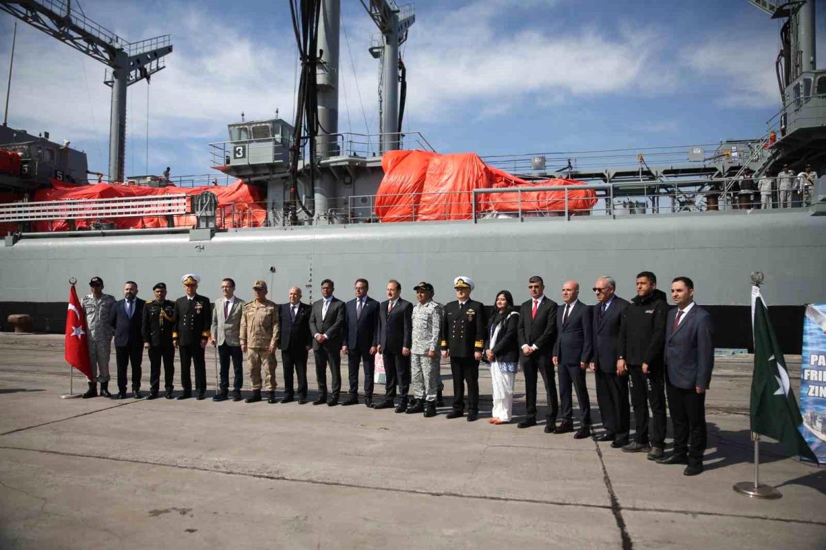 Pakistan'ın birinci yardım gemisi Mersin'e geldi