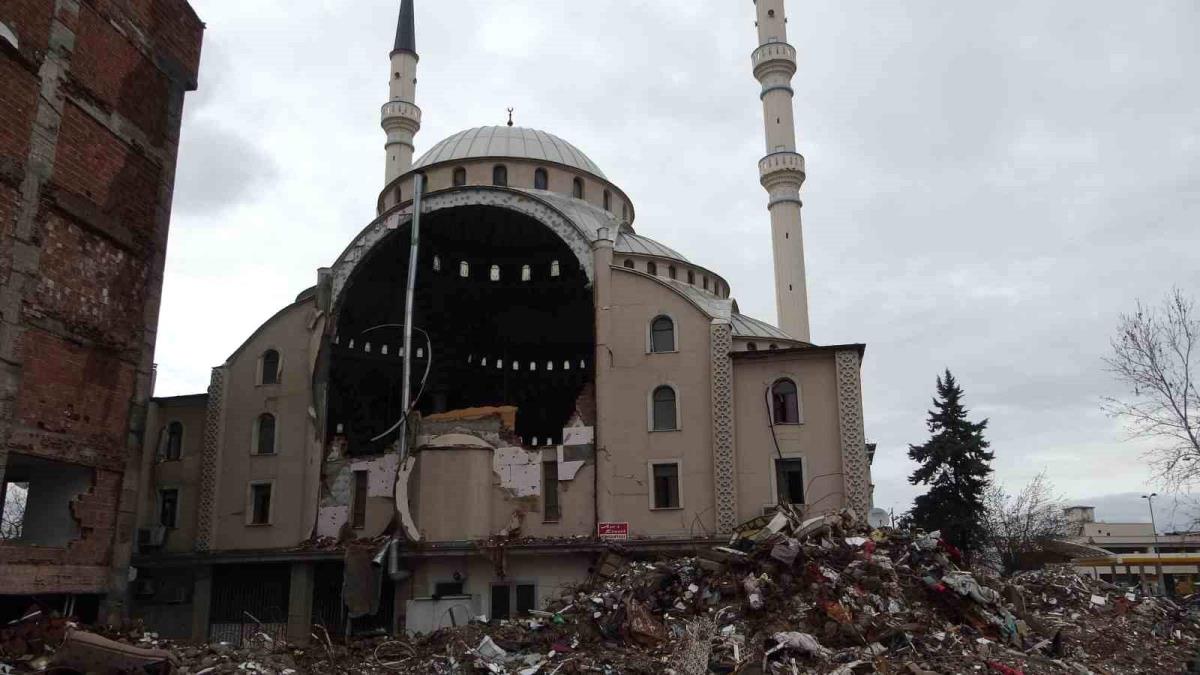 Sarsıntıda hasar alan camiyi gören bir daha bakıyor