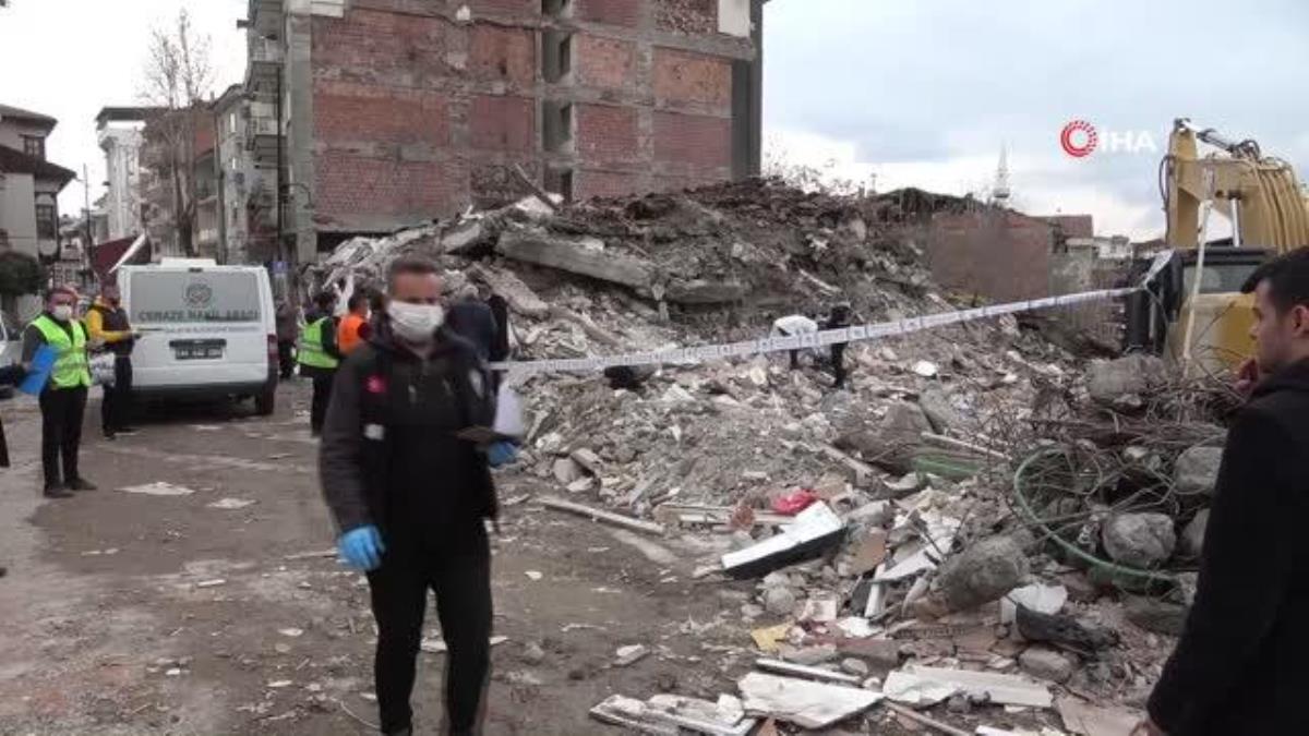 Sarsıntıda yıkılan binanın enkazında erkek cesedi bulundu