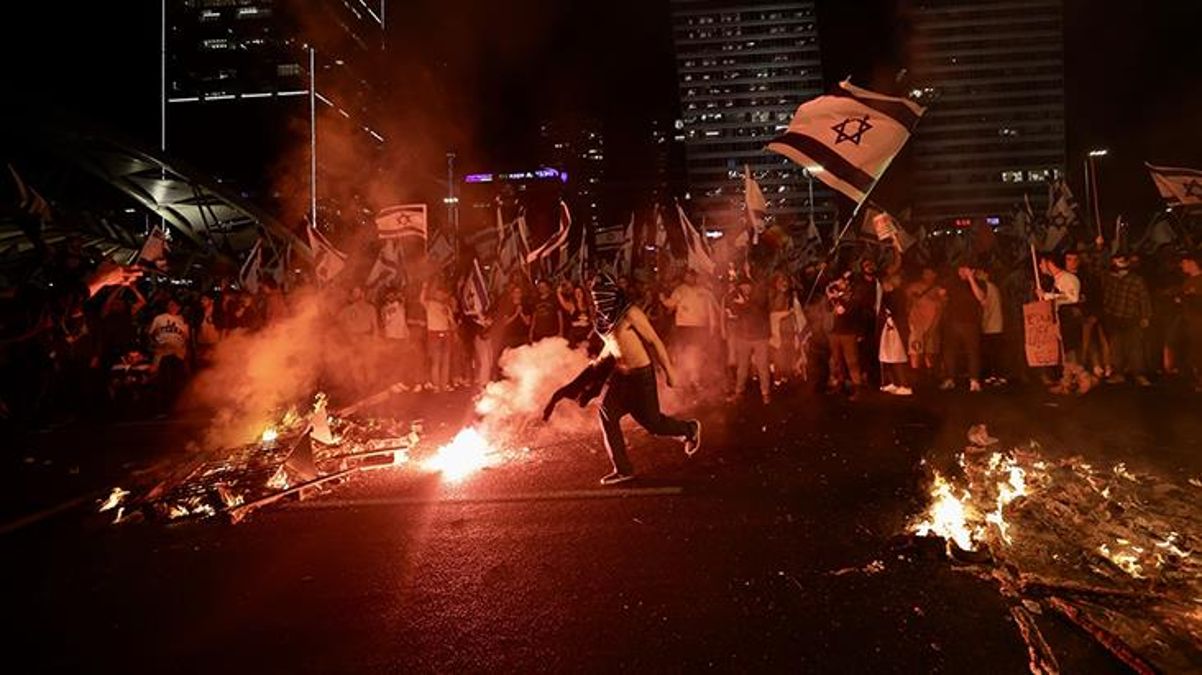 Savunma bakanının vazifeden alındığı İsrail'de sokaklar karıştı! Ordu denetimi kaybetti