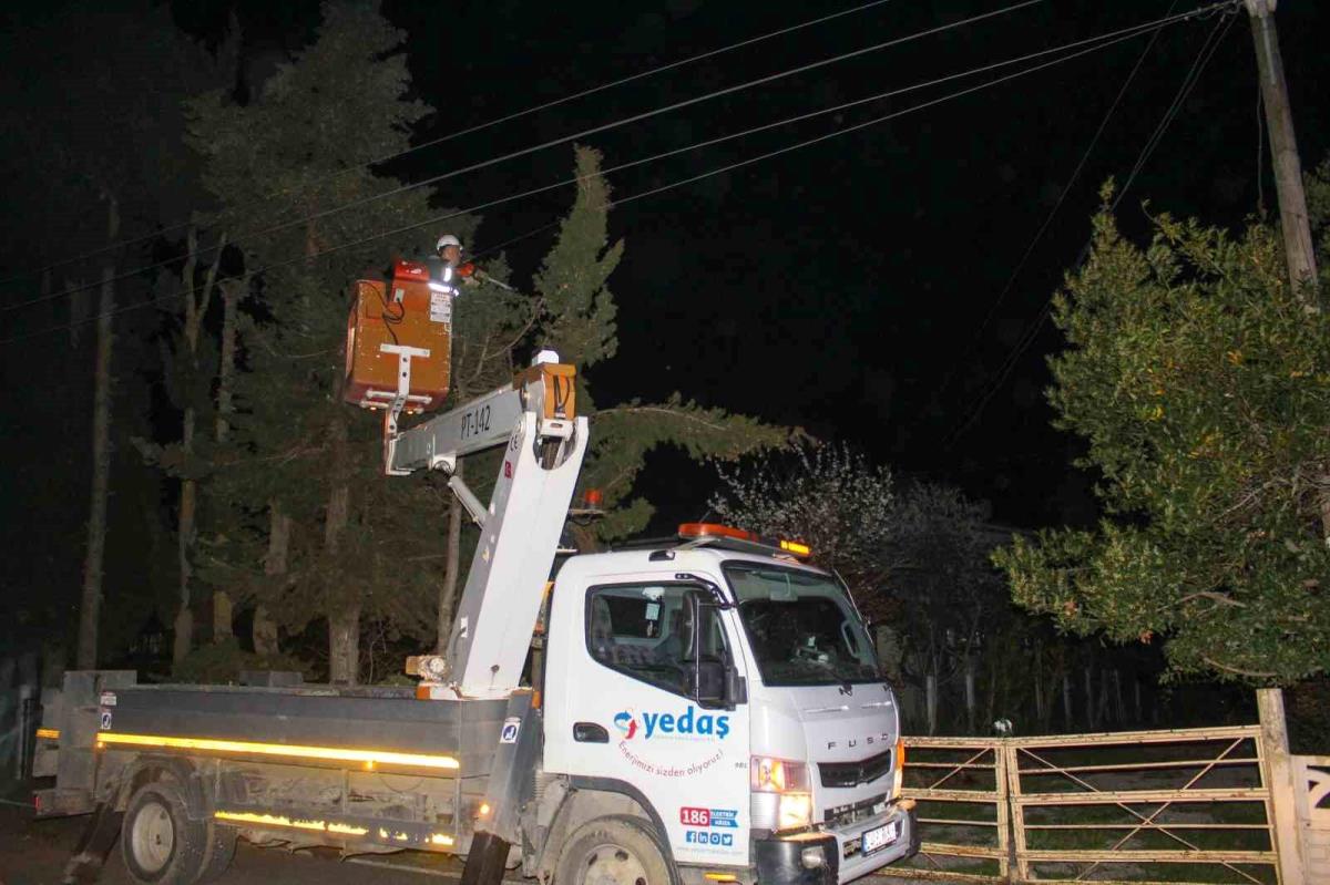 Sinop'ta fırtına elektrik telini kopardı