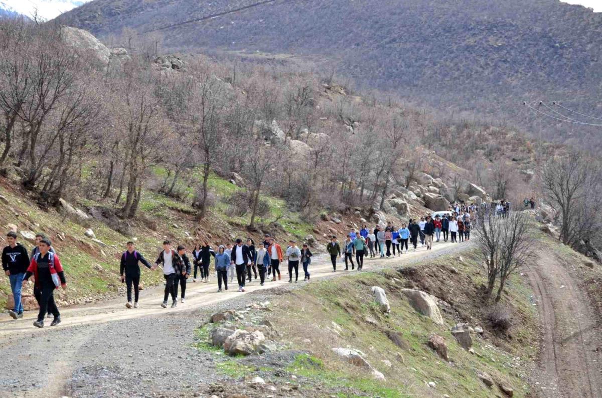 Şırnak'ta dağlar öğrencilere kaldı, huzur ortamında yürüyüş gerçekleştirildi