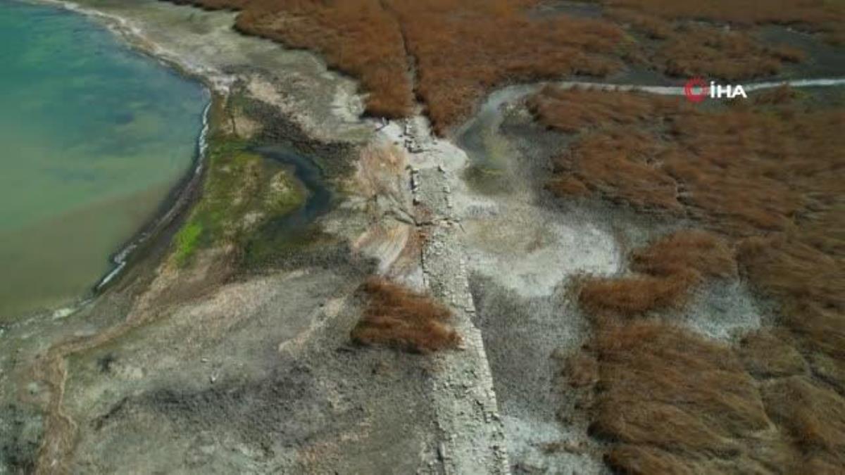 Suların çekildiği Terkos Gölü'nde ortaya çıkan tarihi yol havadan görüntülendi