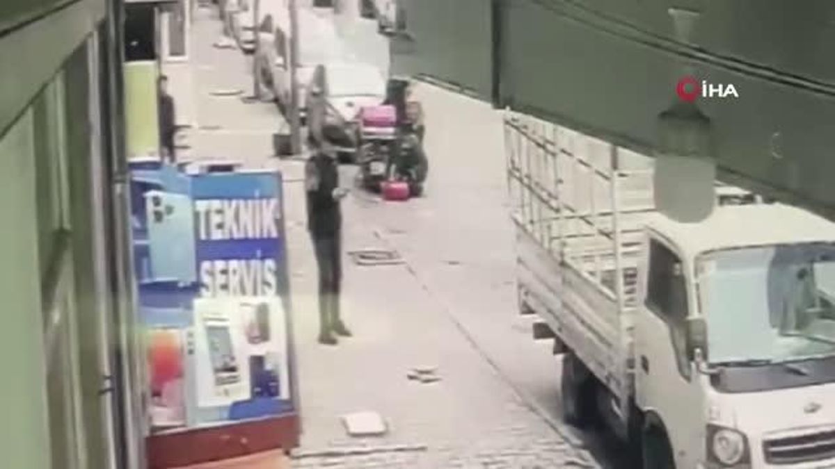 Sultangazi'de sokak ortasında silahlı atak anı kamerada